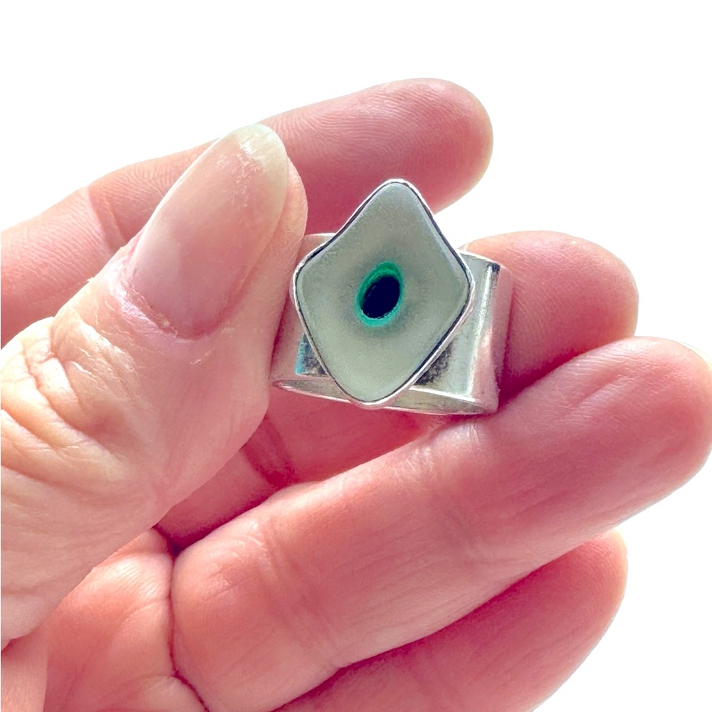 Vintage sterling silver ring with a frosted green stone. Size 5.75. GUC